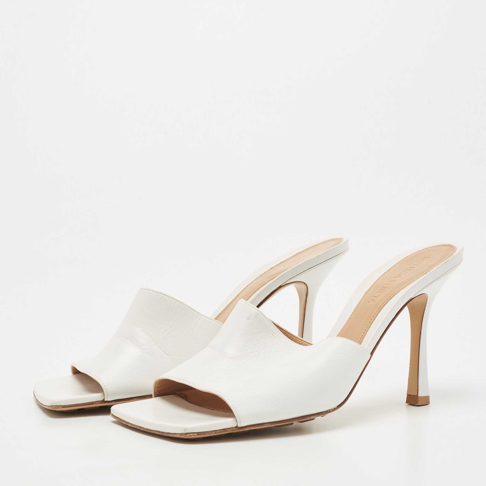 

Bottega Veneta White Leather Square Toe Slides Size