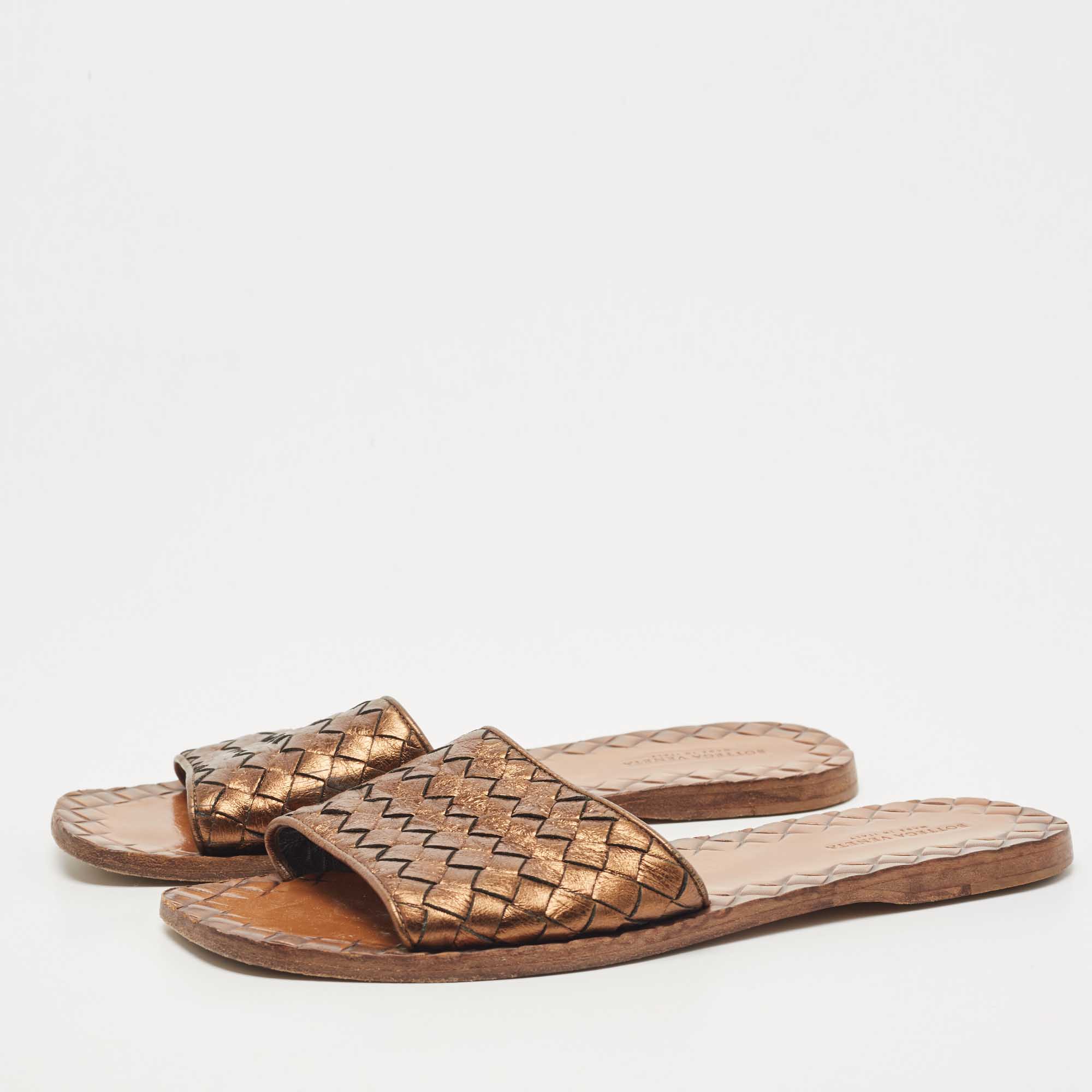 

Bottega Veneta Metallic Intrecciato Leather Flat Slides Size