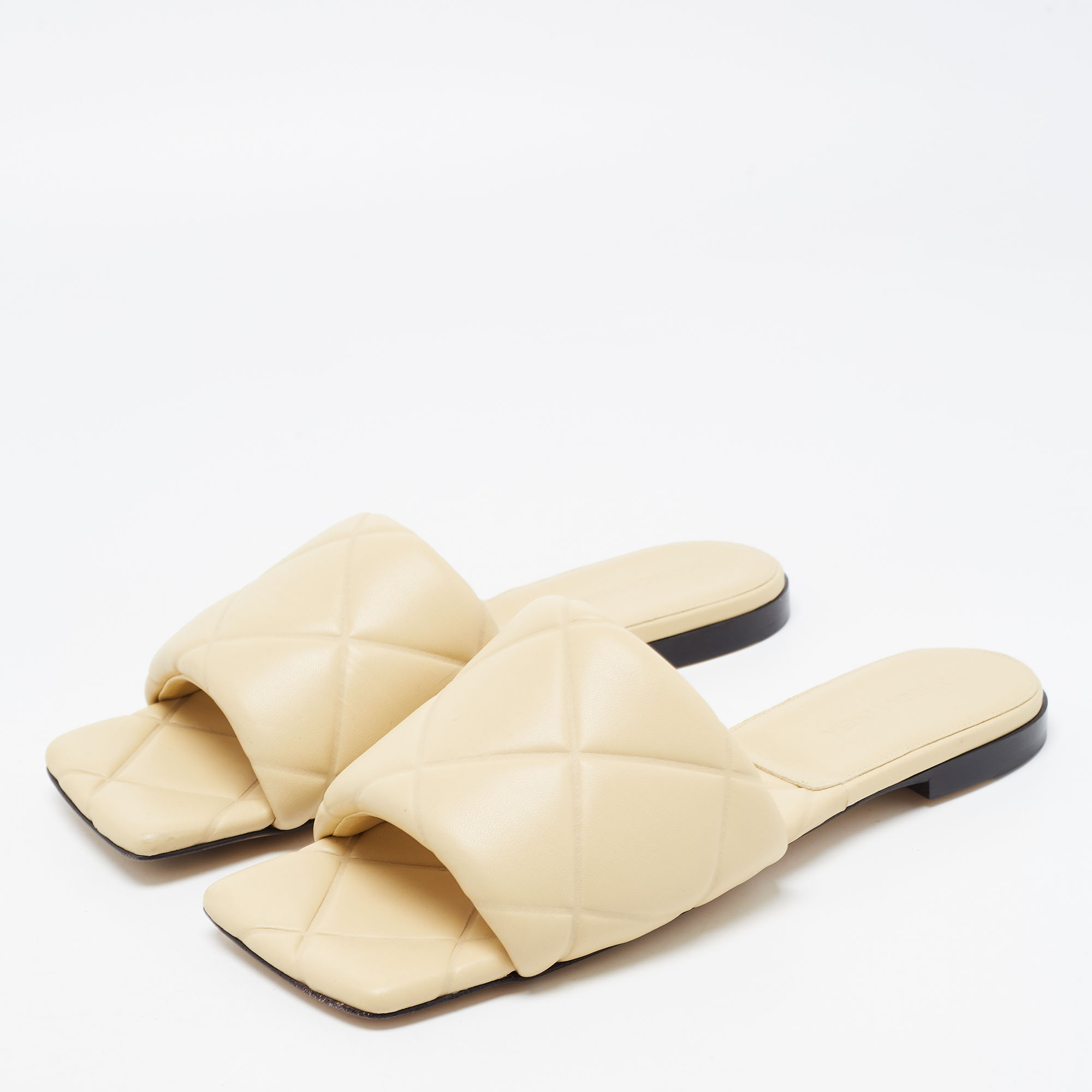 

Bottega Veneta Cream Quilted Leather Lido Flat Slides Size