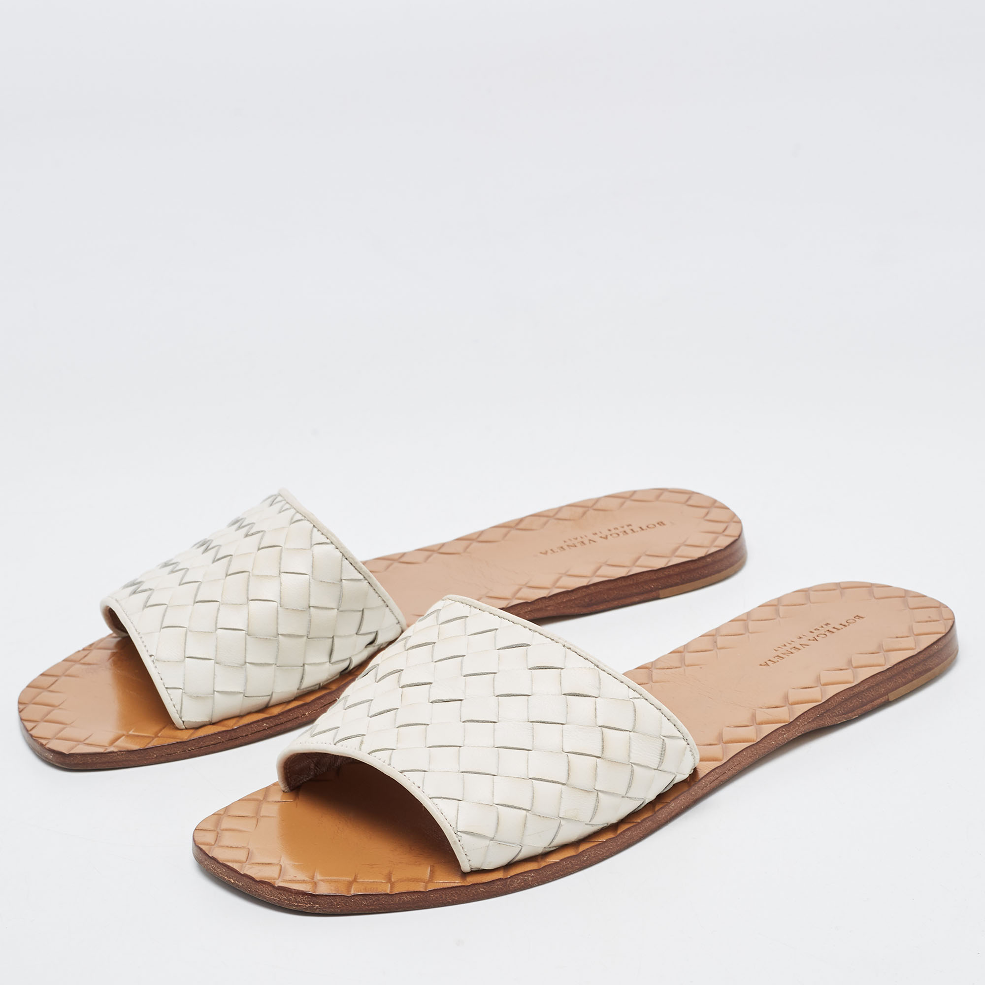 

Bottega Veneta White Intrecciato Leather Flat Slides Size
