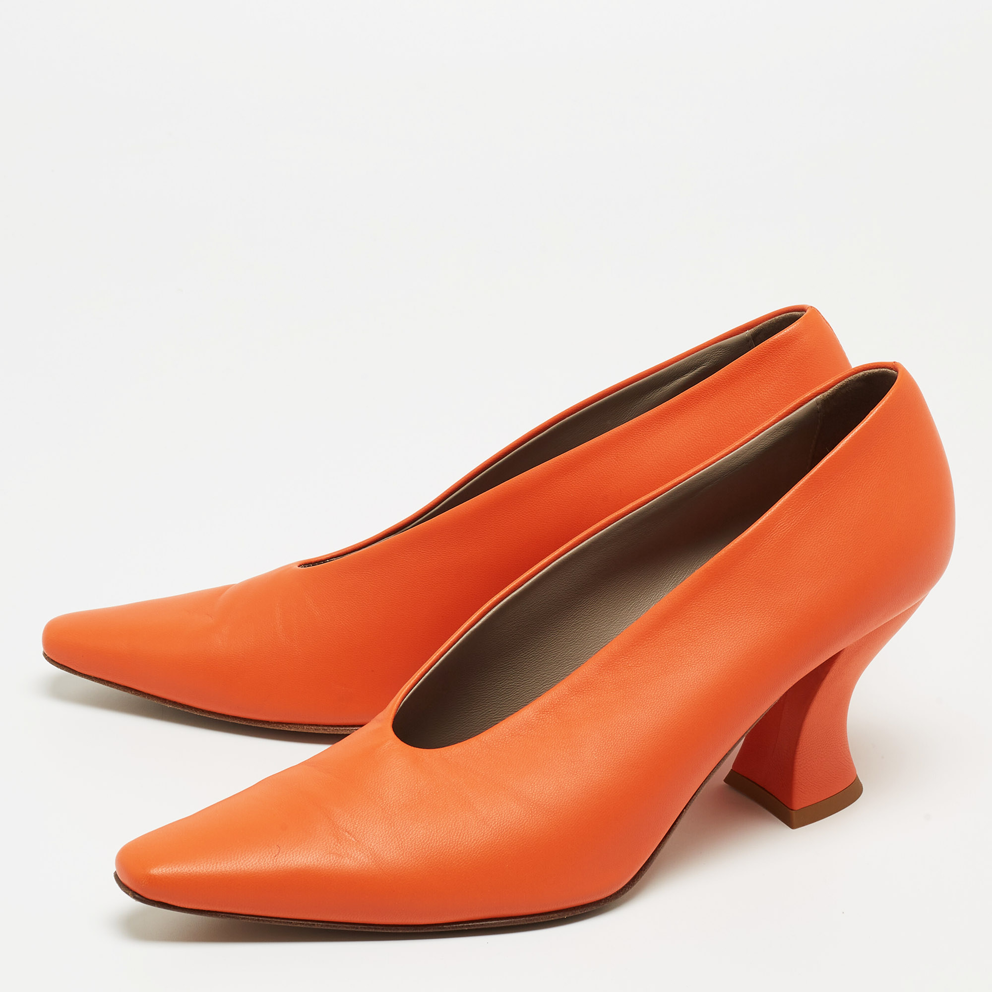 

Bottega Veneta Orange Leather Almond Curved Pumps Size