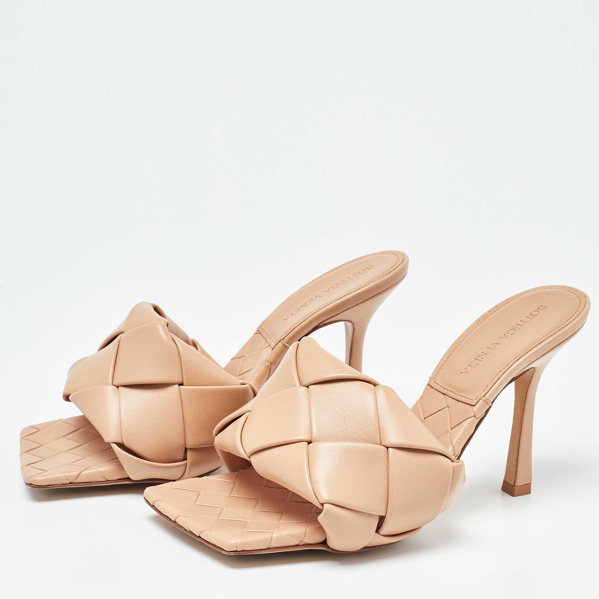 

Bottega Veneta Beige Intrecciato Leather Square Toe Slide Sandals Size