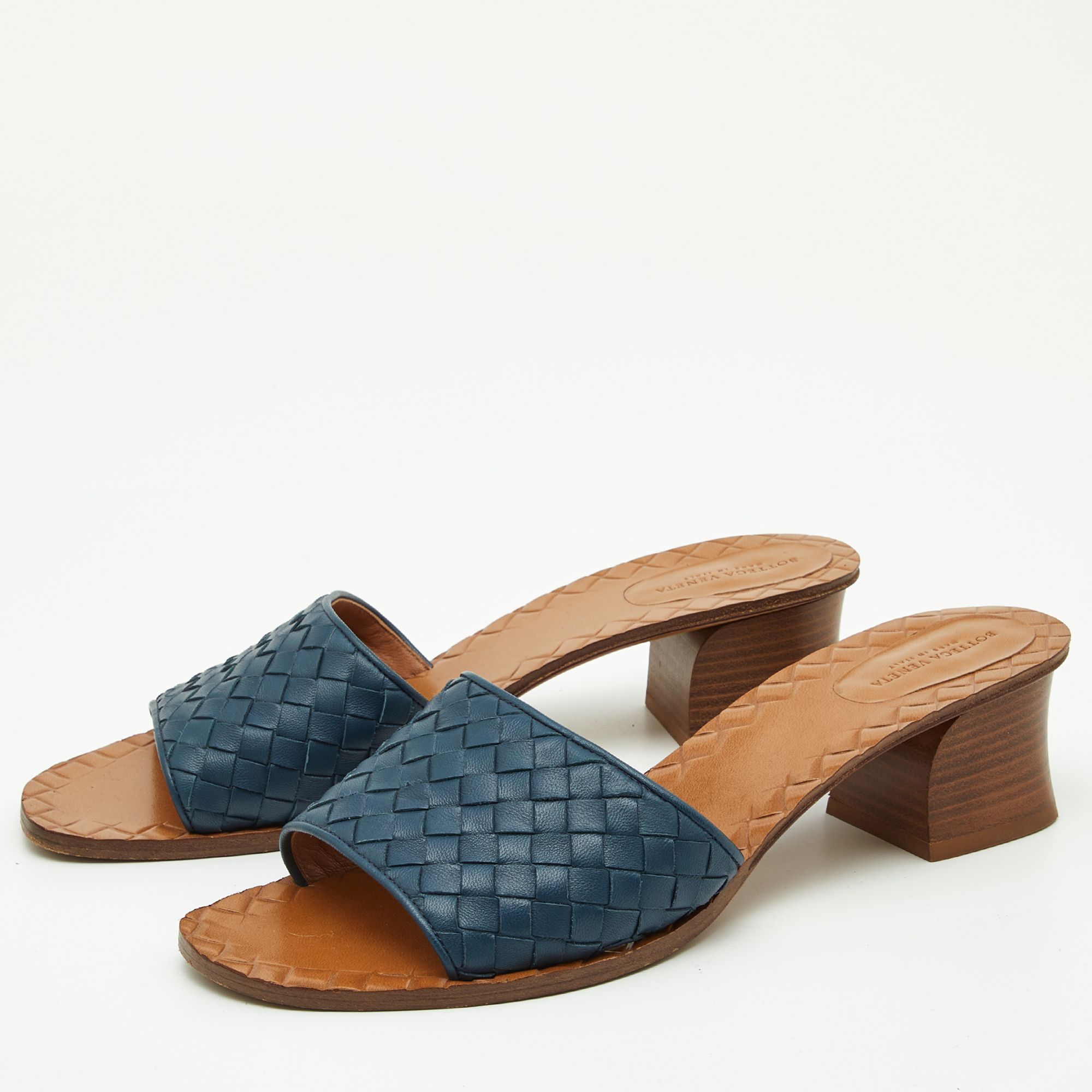 

Bottega Veneta Blue Intrecciato Leather Ravello Slides Size