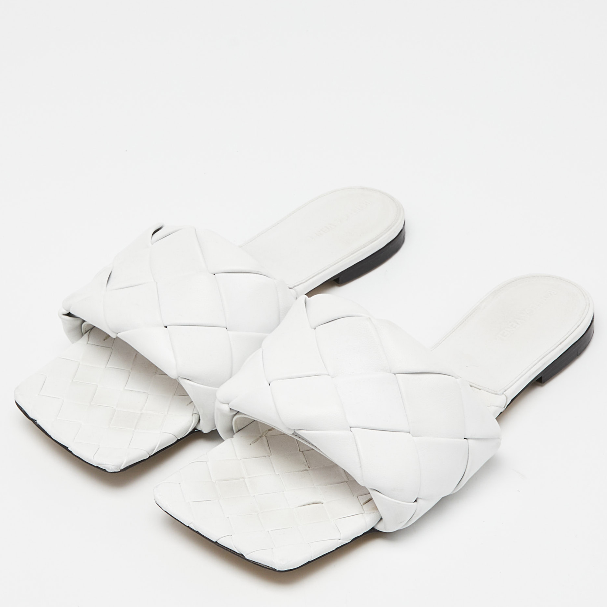 

Bottega Veneta White Intrecciato Leather Lido Flat Slides Size