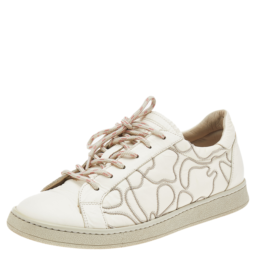 Coming in a classic low top silhouette these Brunello Cucinelli sneakers are a seamless combination of luxury comfort and style. They are made from leather in a white shade. These sneakers are designed with embroidered details laced up vamps and comfortable insoles.