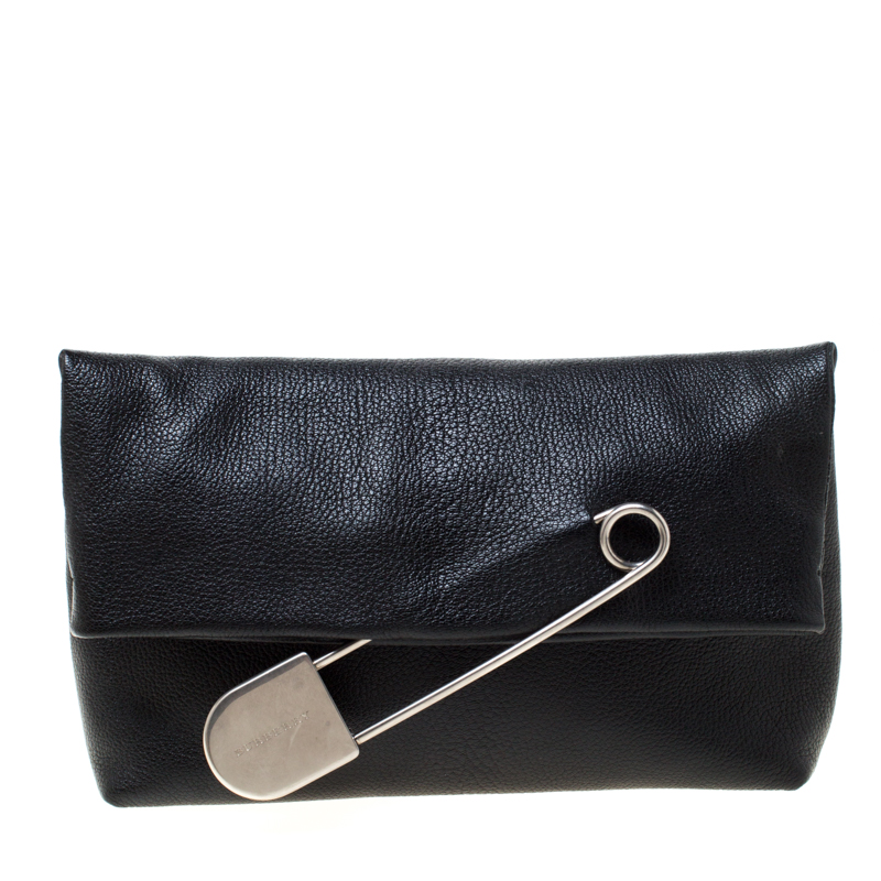 مملوكة مسبقًا Burberry Black Leather Pin Clutch