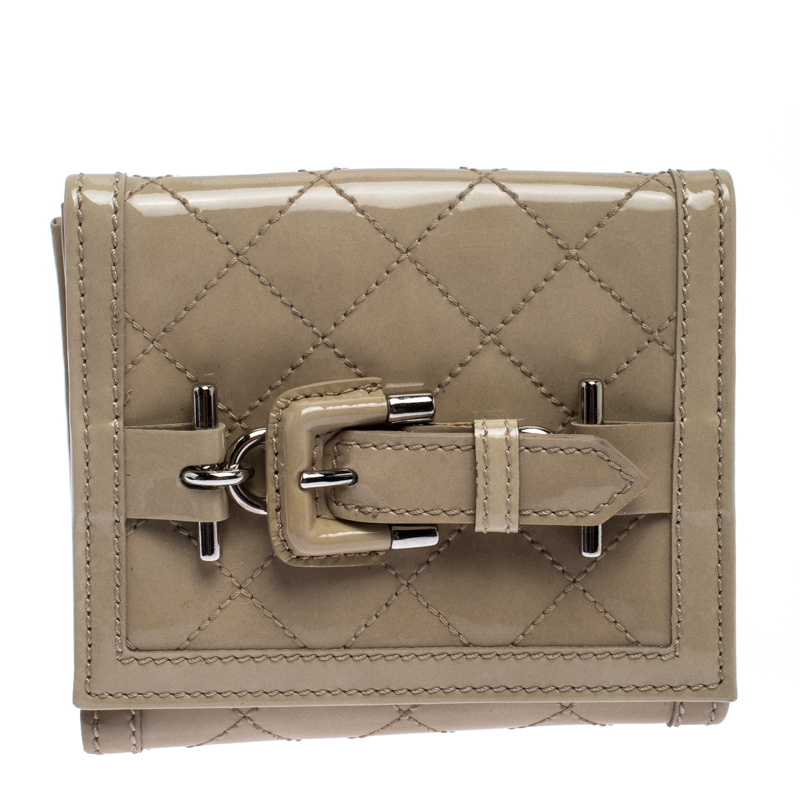 Pre Owned Burberry Off White Patent Leather Compact Wallet 