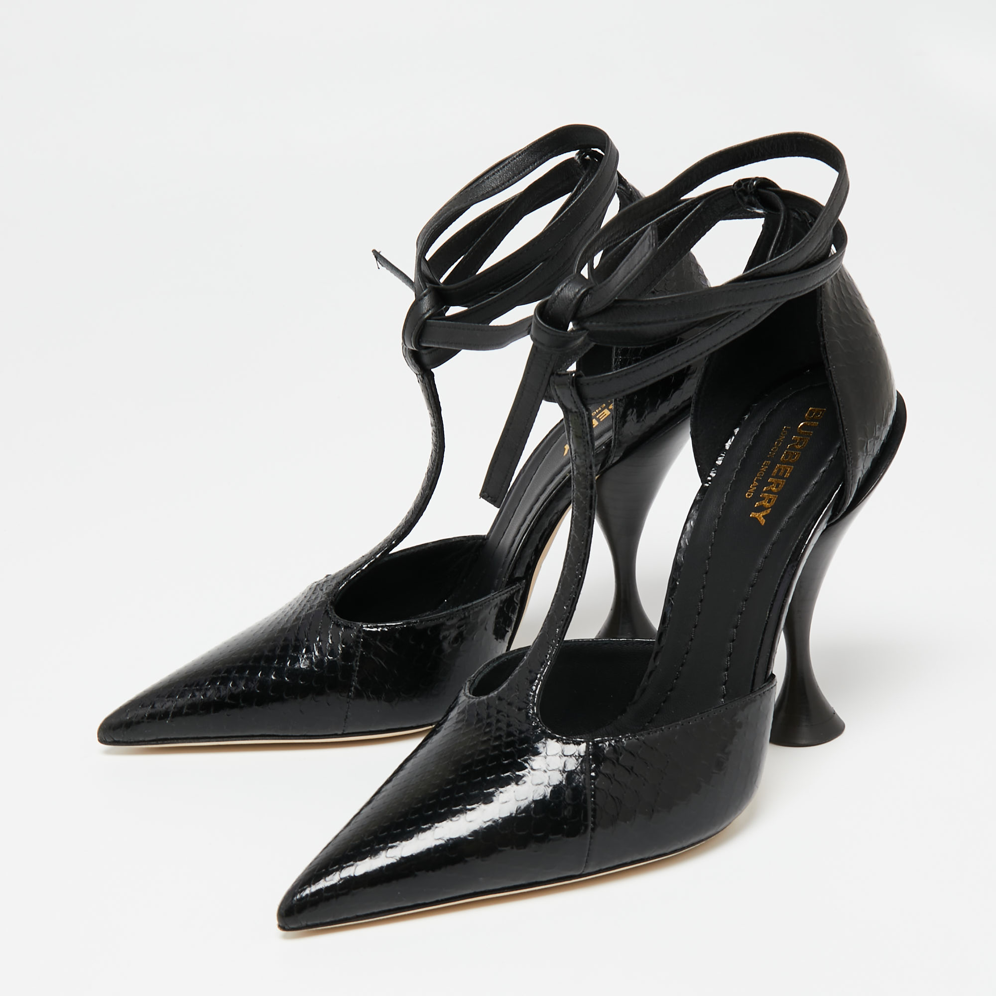 

Burberry Black Snakeskin And Leather Welton Pumps Size