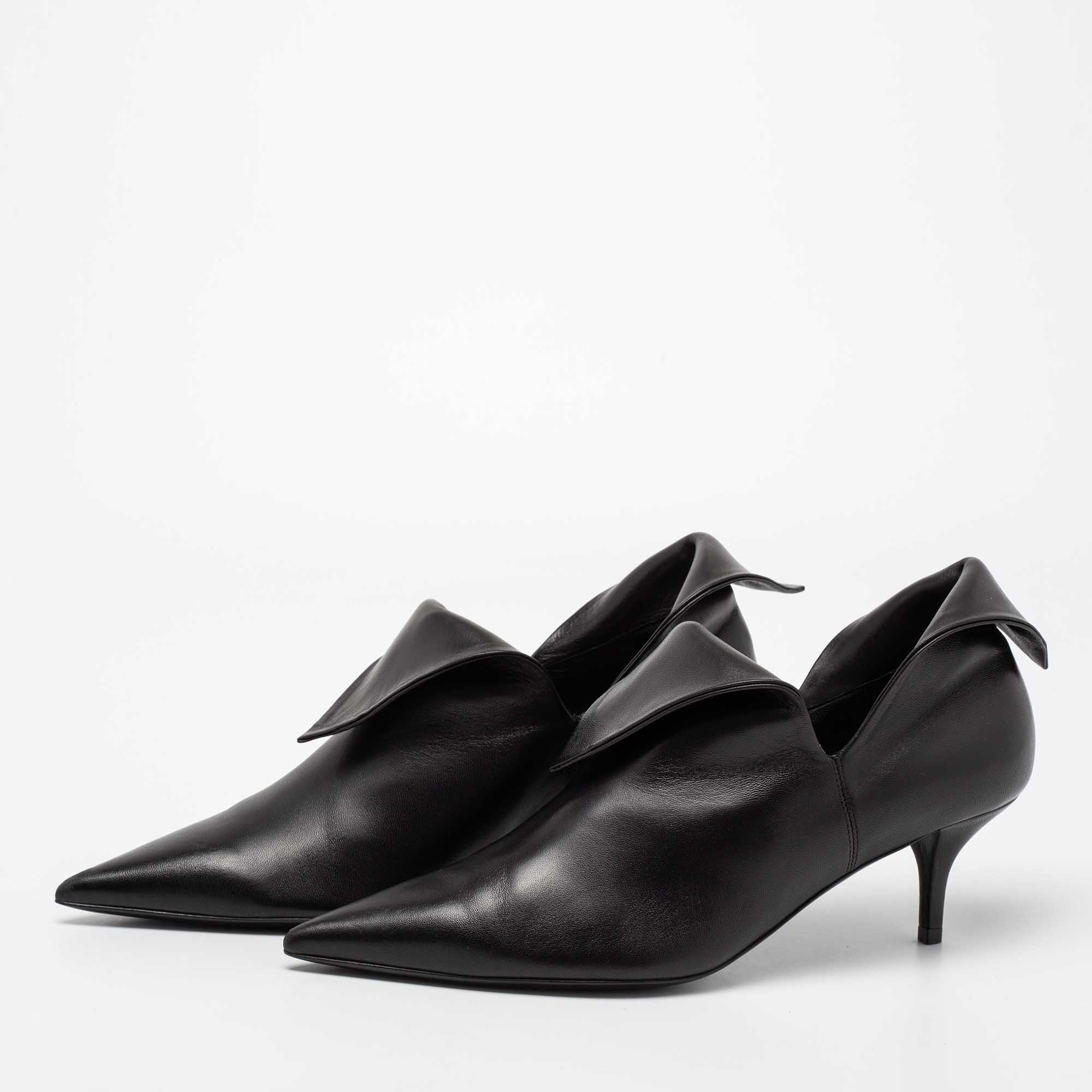 

Burberry Black Leather Foldover Pointed-Toe Pumps Size