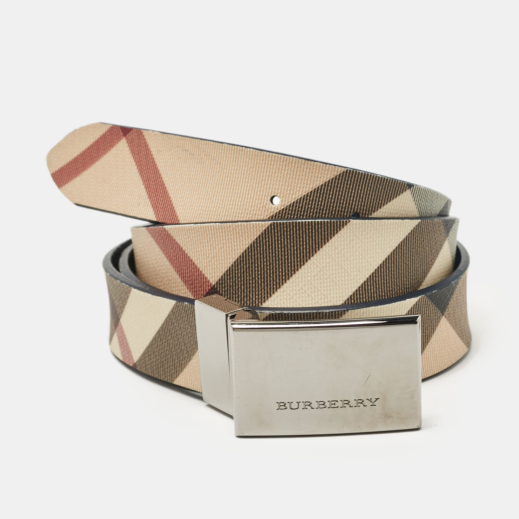 With a refined design this Burberry belt is a must have accessory. The gunmetal tone buckle adorn the front and it has a length of 100cm. Made from Super Nova Check canvas it is made with blue and beige shades.