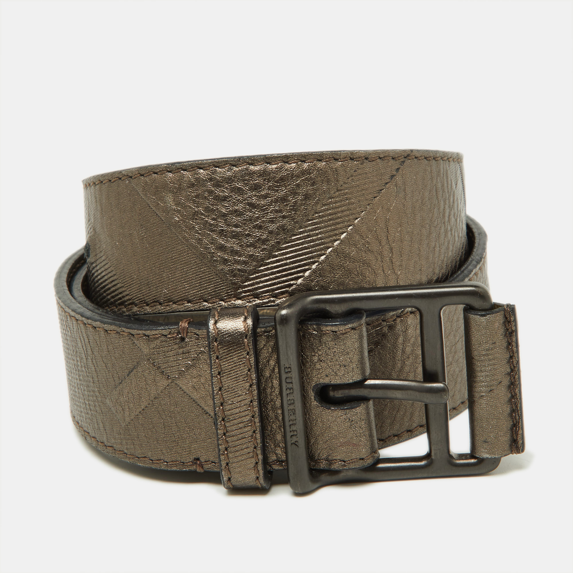 A classic add on to your collection of belts this Burberry belt has been crafted from metallic leather. It has an exterior with a buckle with an engraved brand name. This piece carries a classy style making it a wardrobe essential.