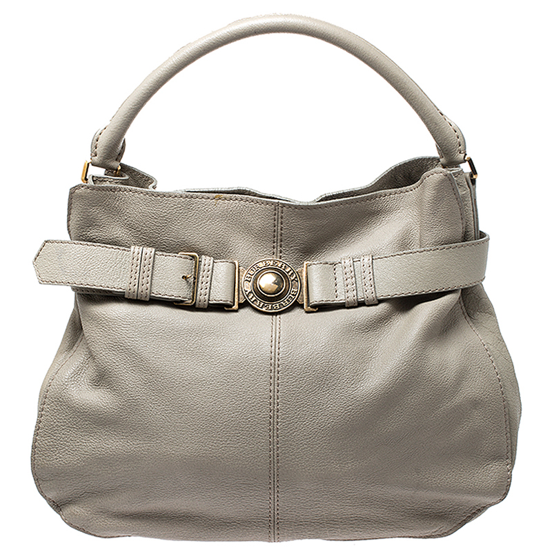 This soft slouchy hobo bag from Burberry is in grey leather and finished with a wide band around the top. This is finished with a press lock Burberry medallion in gold tone. The interior is lined with the iconic Burberry check nylon. The single rolled leather handle is the perfect length for hanging from your arm or over your shoulder.
