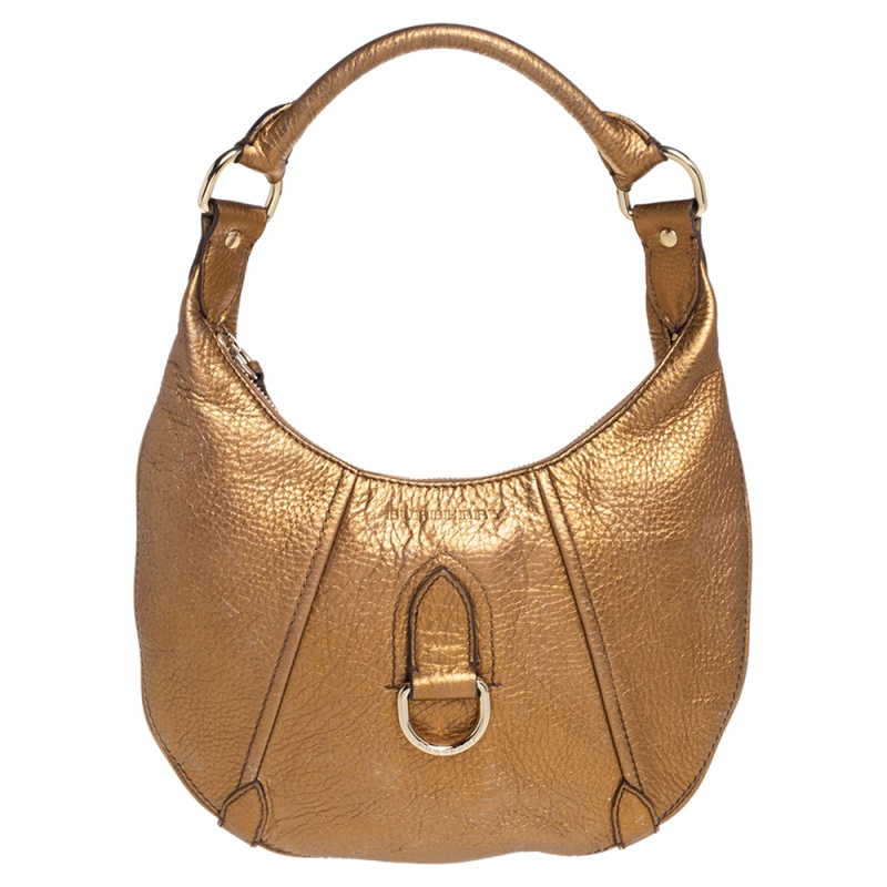 Fetch a chic look with this hobo from the house of Burberry. The metallic gold creation comes made of leather and is sure to attract admiring glances. With a single handle that allows an easy carrying experience and a fabric lined interior that is spacious enough to hold your everyday essentials this hobo is born to impress