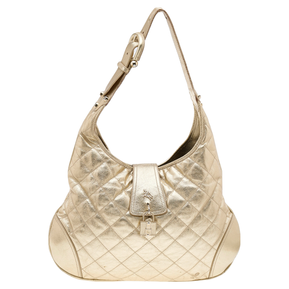 Catch admiring glances when you swing this Brooke hobo by Burberry. Crafted from leather it is styled with quilting all over. The flap closure opens to a spacious nylon lined interior that is capable of holding all your essentials. The hobo is held by a single handle.