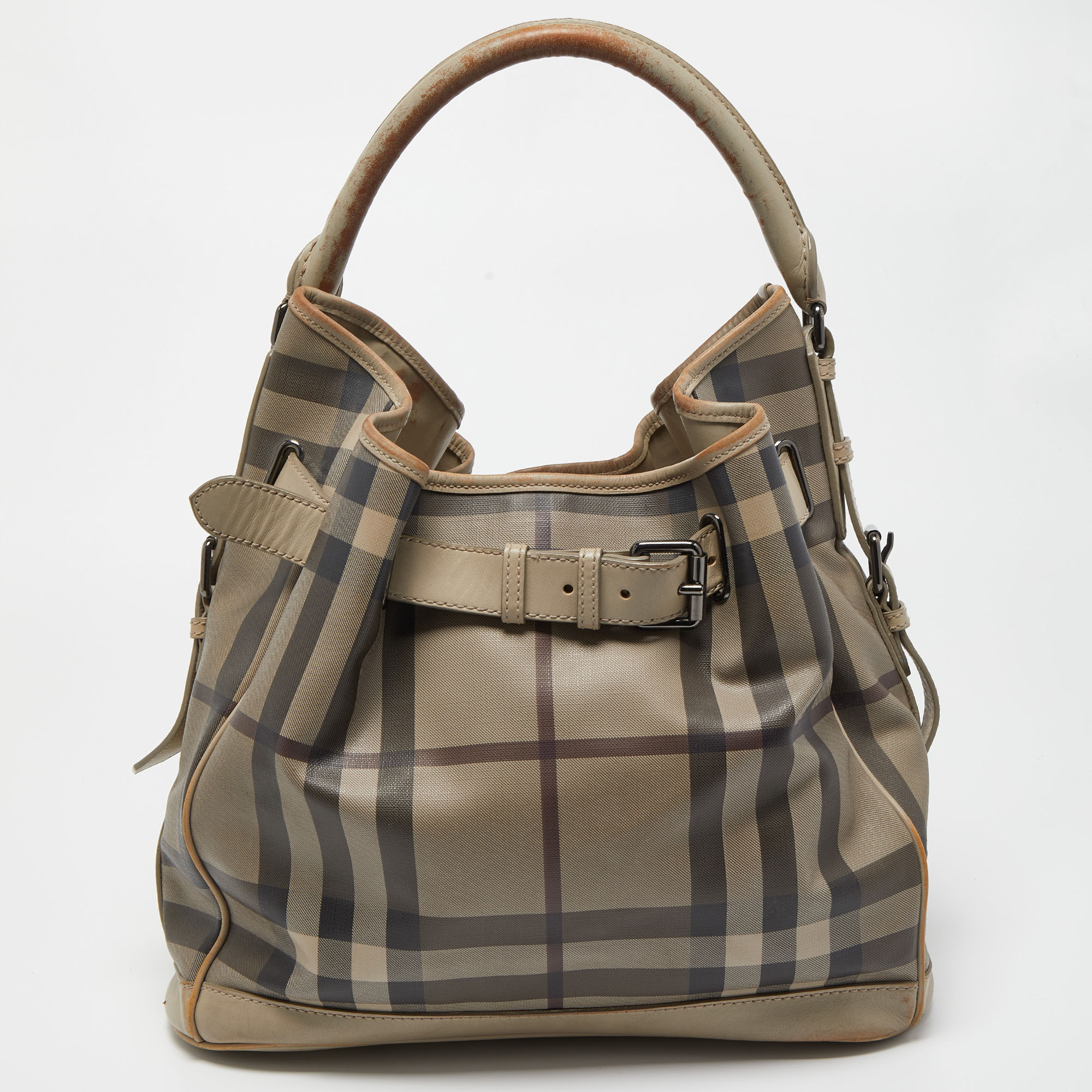 This Walden hobo from Burberry is crafted from Smoked Check PVC and completed with leather trims. The canvas lined interior will hold your daily essentials and the hobo is complete with a single handle. Simple in design it is perfect for everyday use.