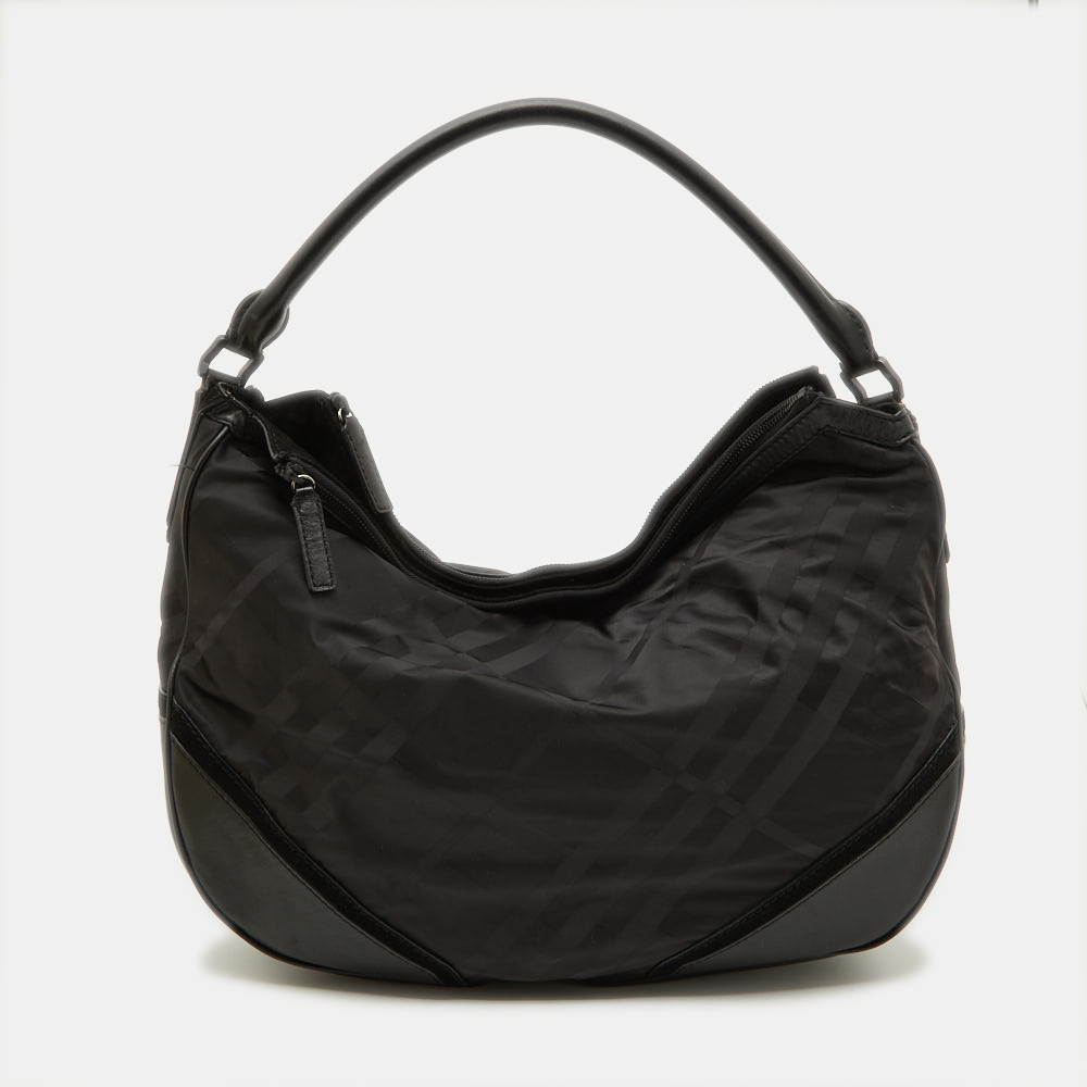 Take your style a notch higher with this understated yet fashionable hobo. Cut skillfully the bag features a spacious interior. It is perfect for daily use