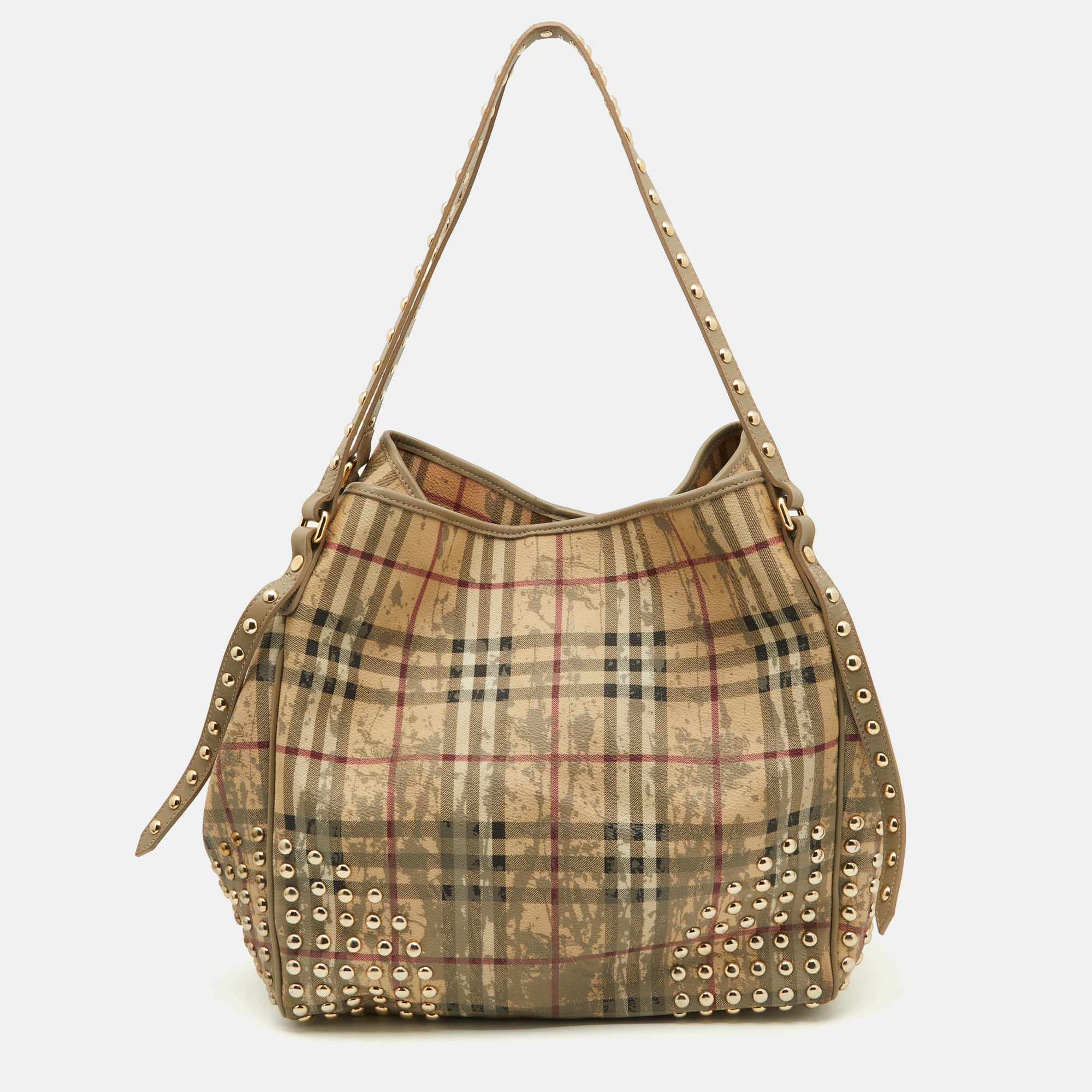 This Burberry tote is a result of blending high crafting skills with a practical design. It arrives with a durable exterior completed by luxe detailing. It is an accessory that you can count on.