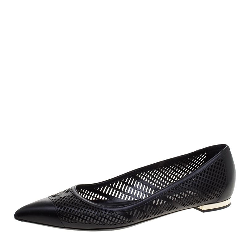 Pre Owned حذاء فلات بربري براد شو أسود بتفريغات ليزر مقدمة مدببة مقاس 39