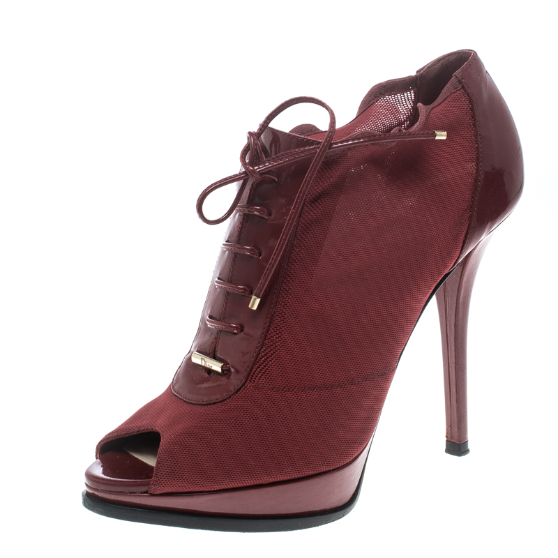 Pre Owned حذاء بوتيز كاحل بربري مقدمة مفتوحة أربطة جلد لامع وشبك مطاطي مقاس 37