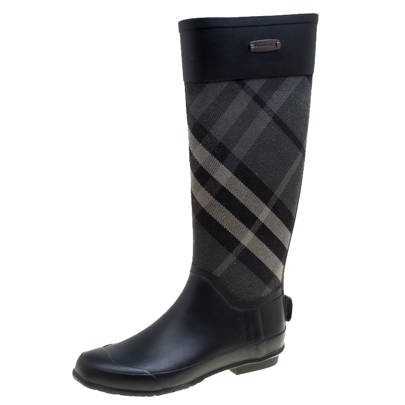 مملوكة مسبقًا Burberry Black Rubber and Beat Check Fabric Rain Boots Size 36