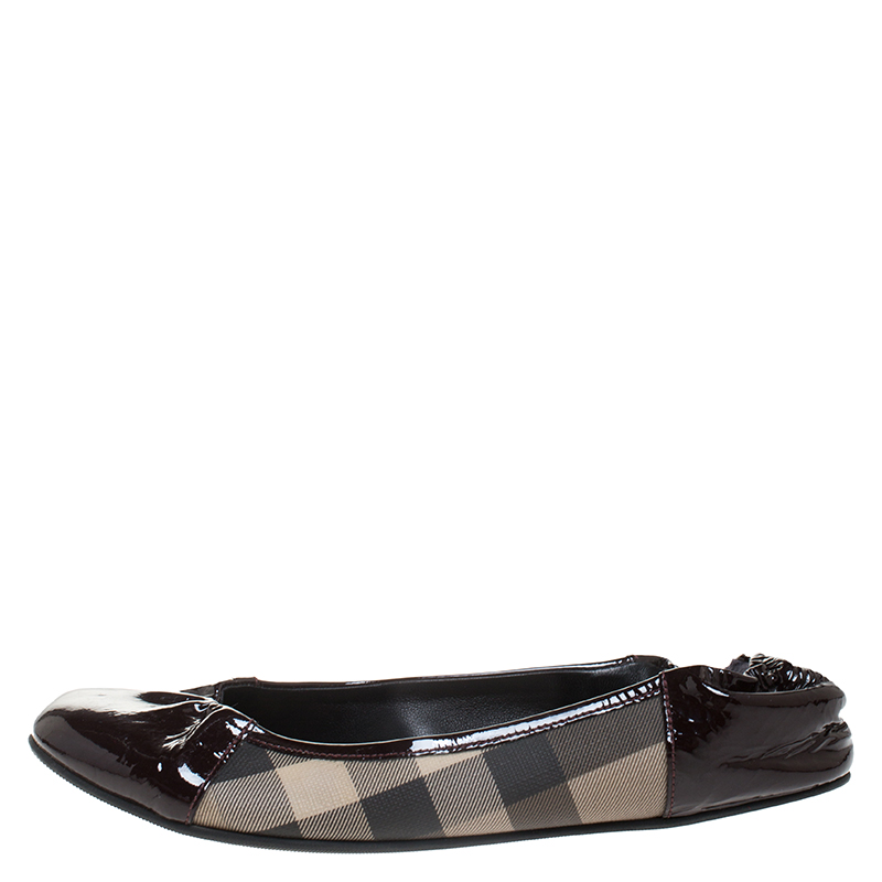 

Burberry Burgundy Patent Leather And Nova Check Canvas Scrunch Ballet Flats Size