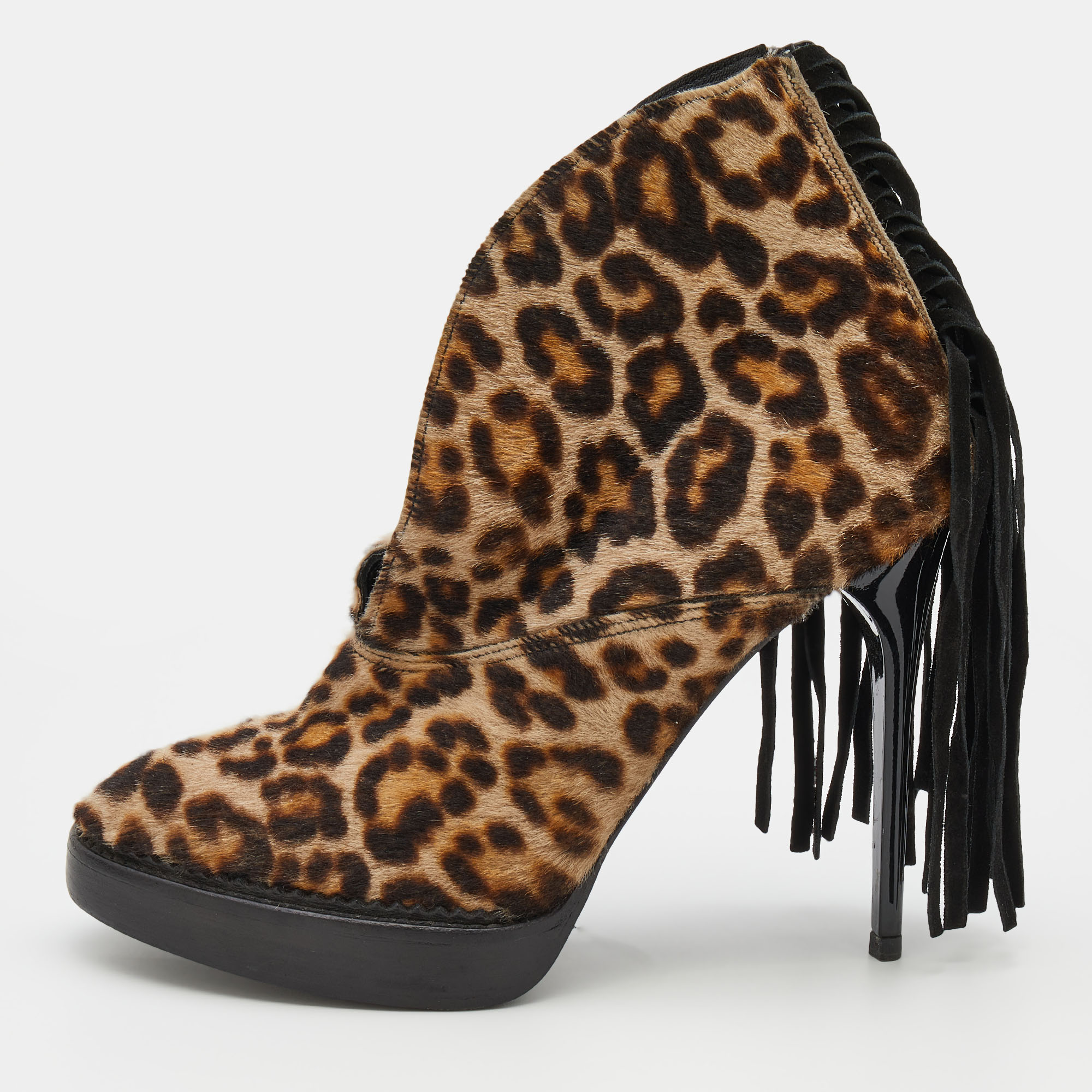 Give your outfit a chic update with this pair of Burberry ankle boots. The creation is sewn perfectly using leopard print calf hair and added with fringes back zippers platforms and 12 cm heels. Make a statement in these