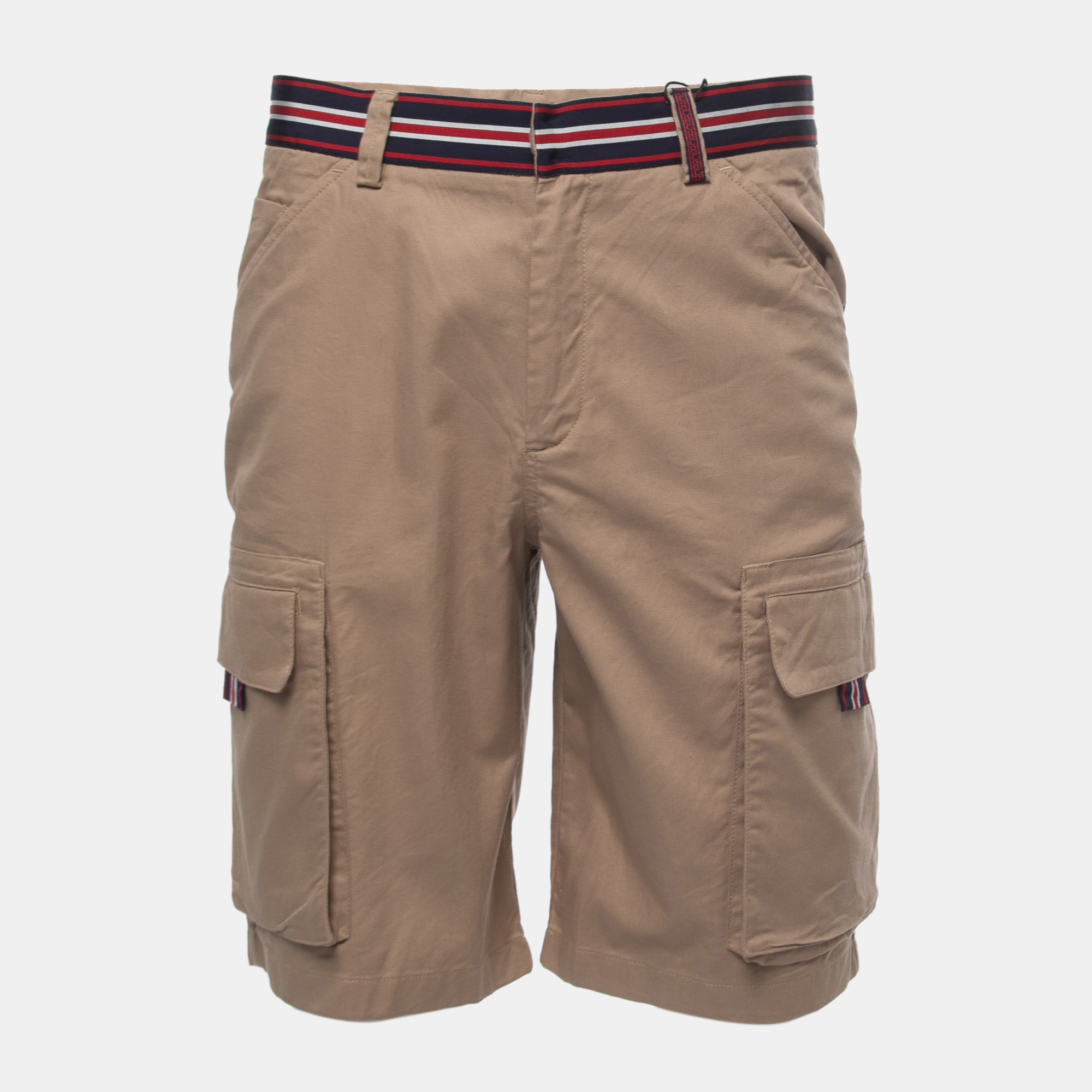 Beachy vacations call for a stylish pair of shorts like this. Stitched using high quality fabric this pair of shorts is styled with classic details and has a superb length. Wear it with T shirts.