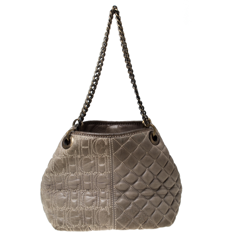 CH Carolina Herrera brings to you this fabulous olive green piece. Crafted from Monogram leather the bag features dual chain handles and a quilted exterior. The fabric lined interior is spacious and will hold all your necessities.