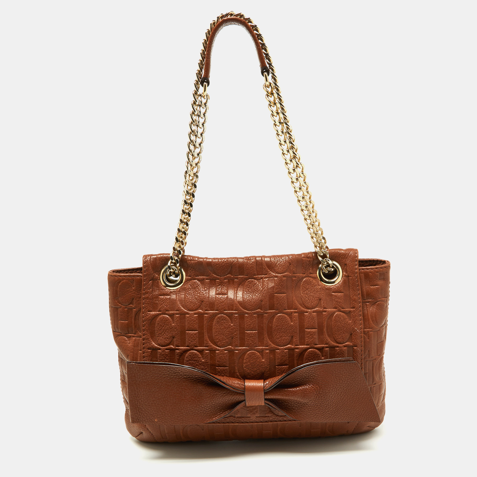 A visual treat to the eyes this Carolina Herrera Audrey bag is a must have. Created from the signature monogram leather in a brown hue it has been styled with a bow adorned front flap and a back slip pocket. The chain leather shoulder strap and a roomy interior ensure an easy carrying experience.