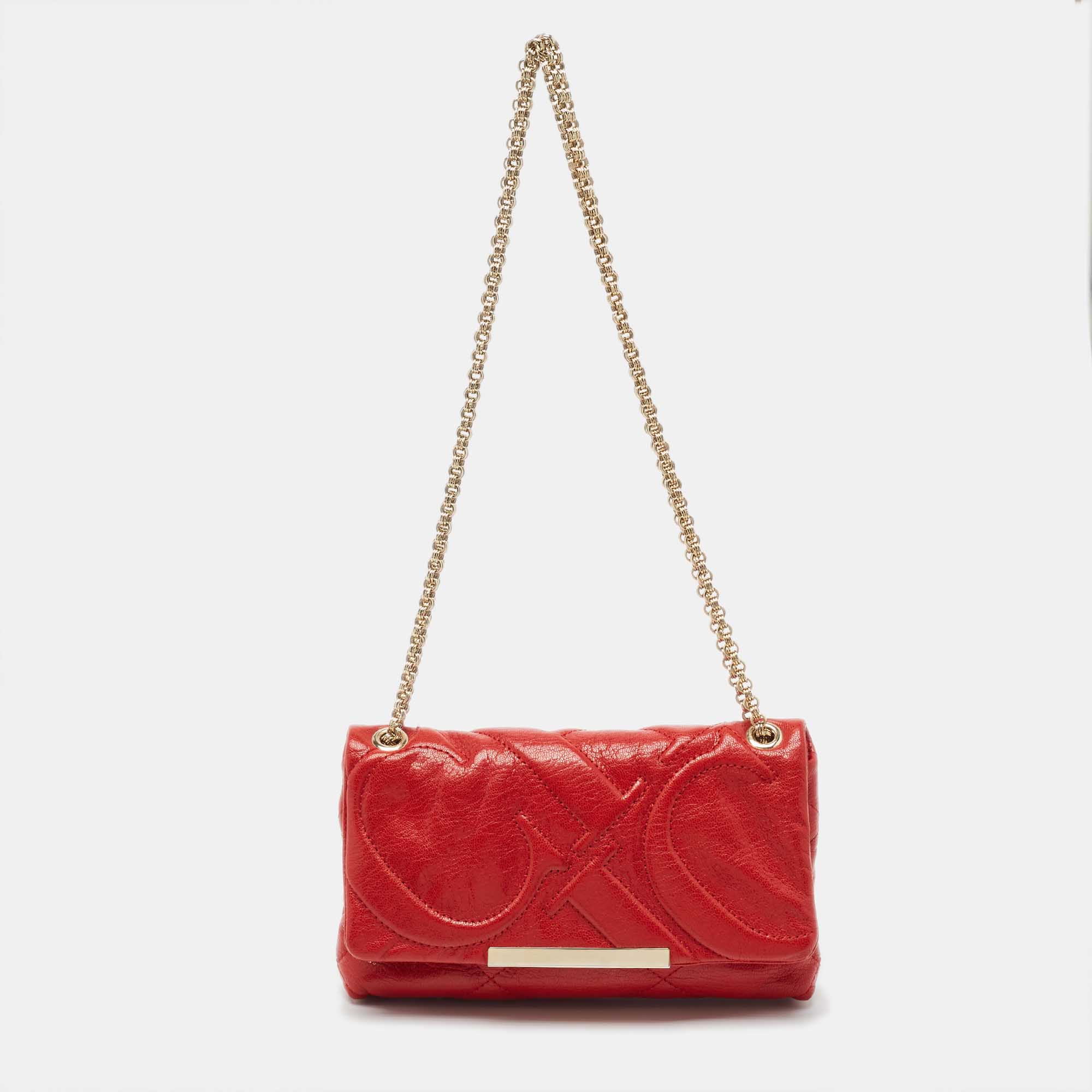 Designed to lend you an impressive style statement this shoulder bag from CH Carolina Herrera is a valuable addition to our closet. It is created using red leather and showcases gold tone hardware a chain strap and a roomy interior.