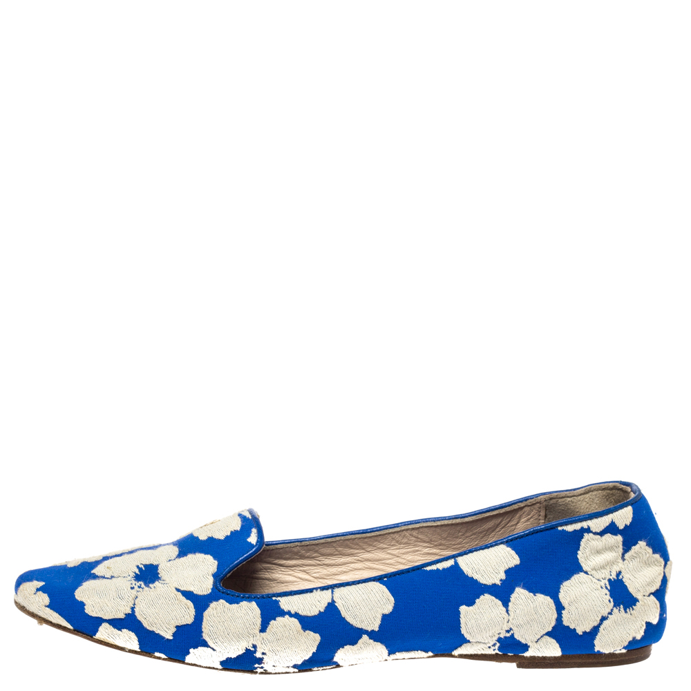 

Carolina Herrera Blue/White Floral Embroidered Fabric Smoking Slipper Size