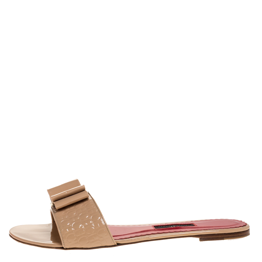 

Carolina Herrera Beige CH Logo Embossed Patent Bow Detail Flat Slides Size