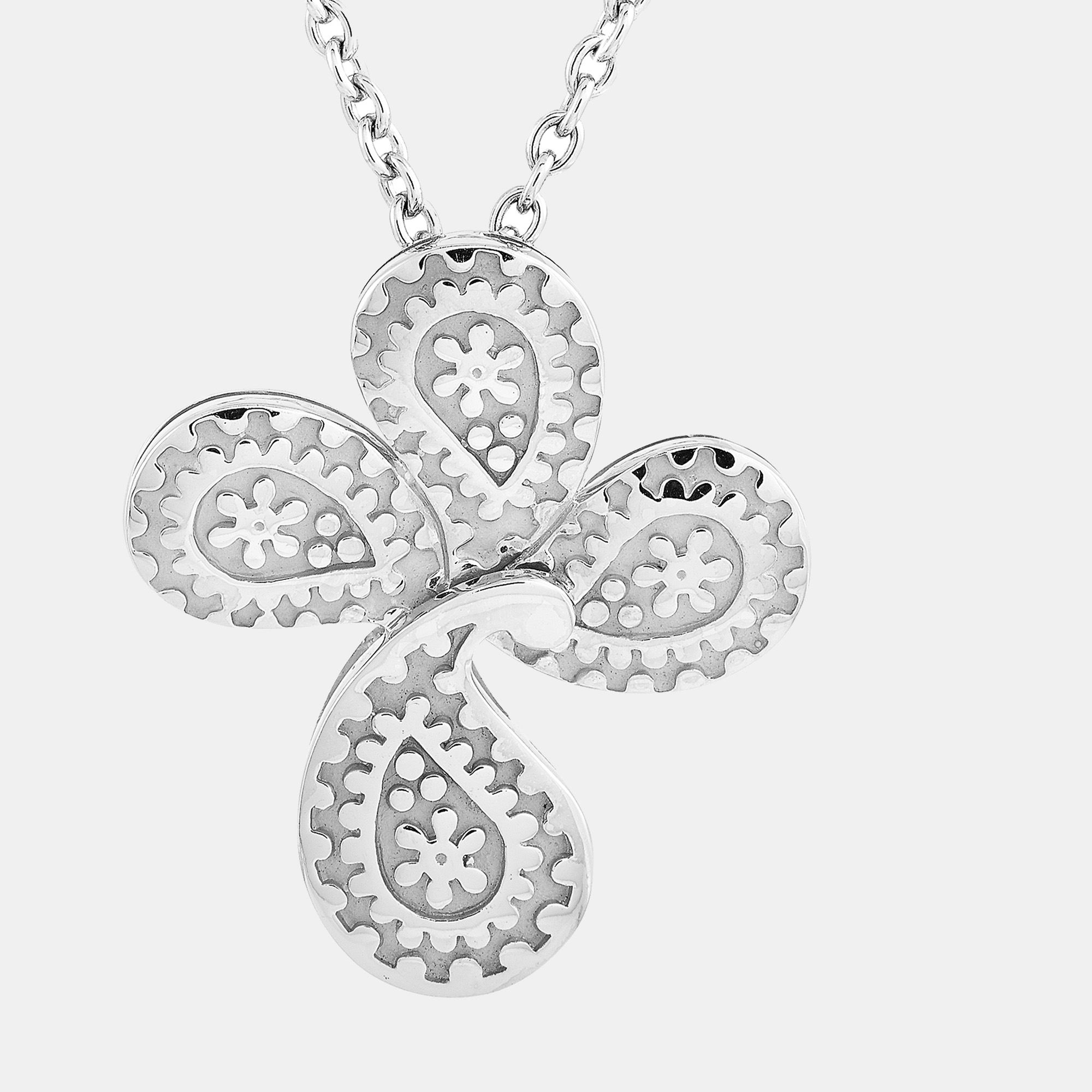 This Carrera y Carrera necklace is crafted from 18K white gold and weighs 12 grams. The necklace is presented with an 18 chain onto which a 1 by 0.88 cross pendant is attached.