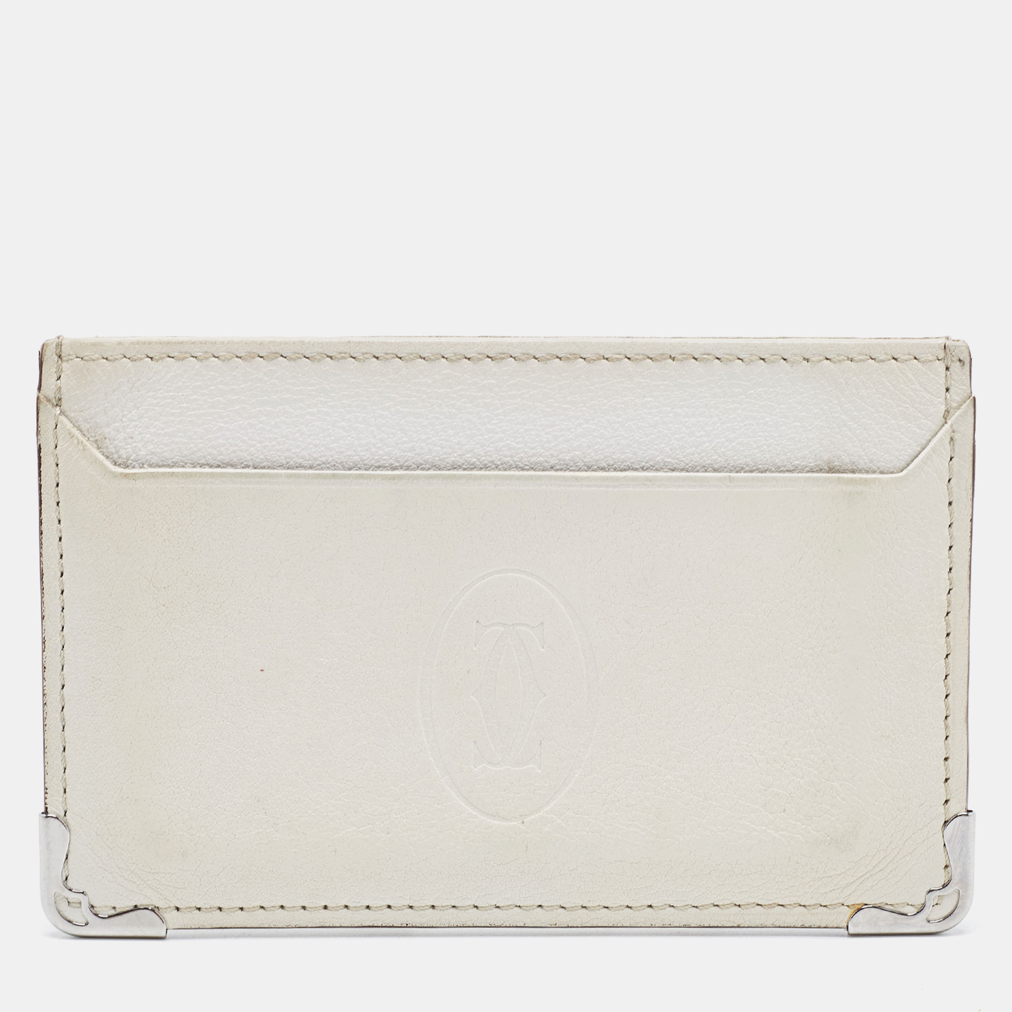 Complete your collection of accessories with this stunning Cartier creation. Crafted from leather in a timeless white hue the cardholder is styled with multiple slots.