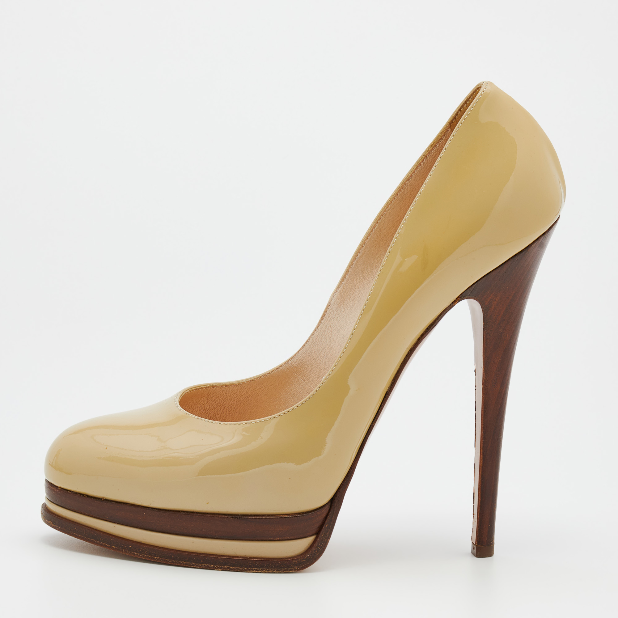It is time to flaunt the subtly charming look with this pair of patent leather pumps. This pair of Casadei pumps have low platforms and tall stiletto heels. Lighten up the day with this pair of cheerful beige pumps