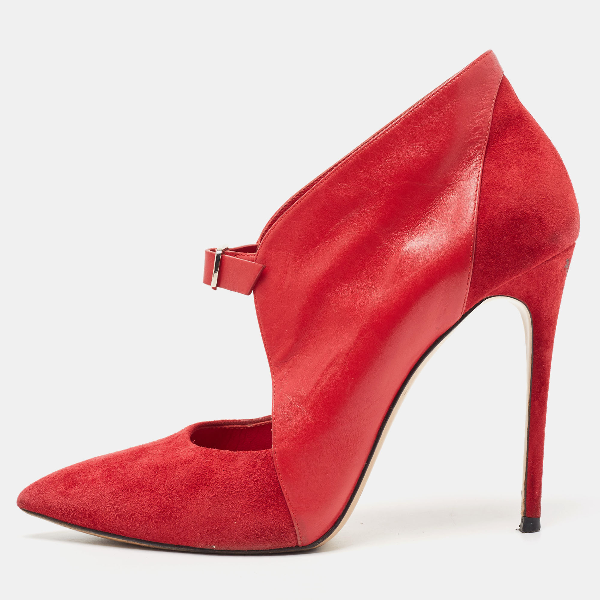 The fashion house's tradition of excellence coupled with modern design sensibilities works to make these Casadei red booties a fabulous choice. Theyll help you deliver a chic look with ease.