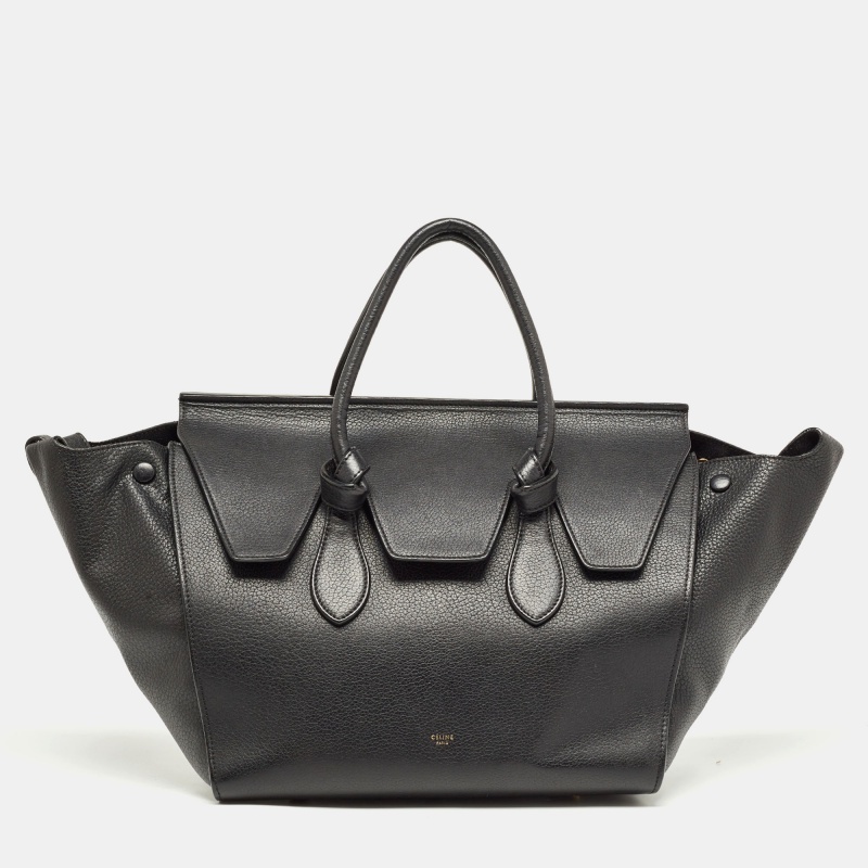 This Tie tote from Celine brings a wonderful mix of fashion and function. Expertly crafted from leather it comes in a classy shade of black with dual knot detailed handles and metal studs to protect the base. Made in Italy it has a spacious interior for you to carry your essentials with ease.