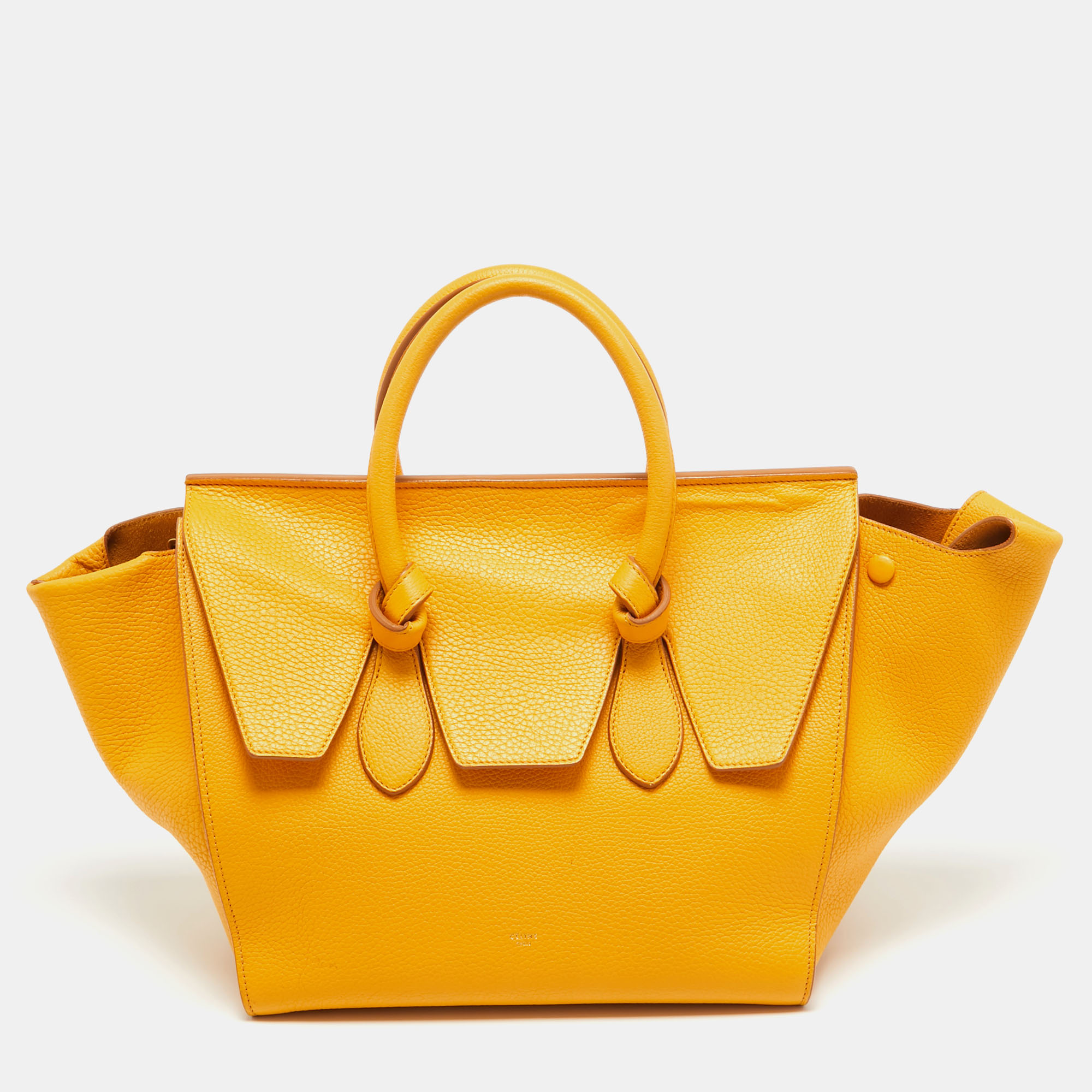 Perfect for conveniently housing your essentials in one place this Celine tote is a worthy investment. It has notable details and offers a look of luxury.