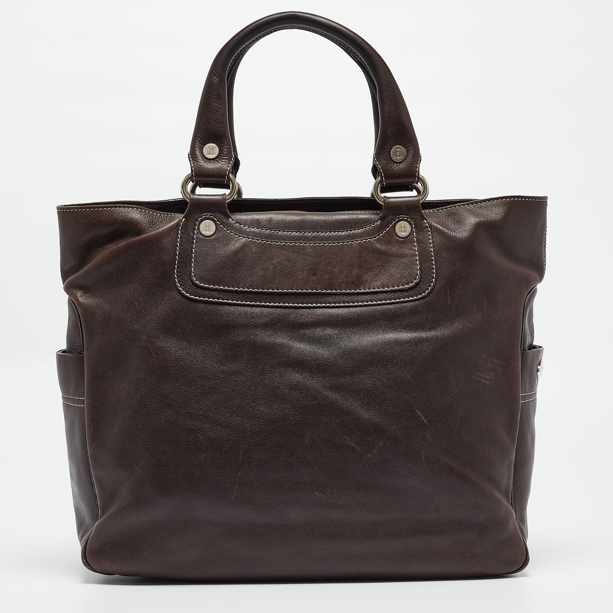 Created from high quality materials this tote is enriched with functional and classic elements. It can be carried around conveniently and its interior is perfectly sized to keep your belongings with ease.