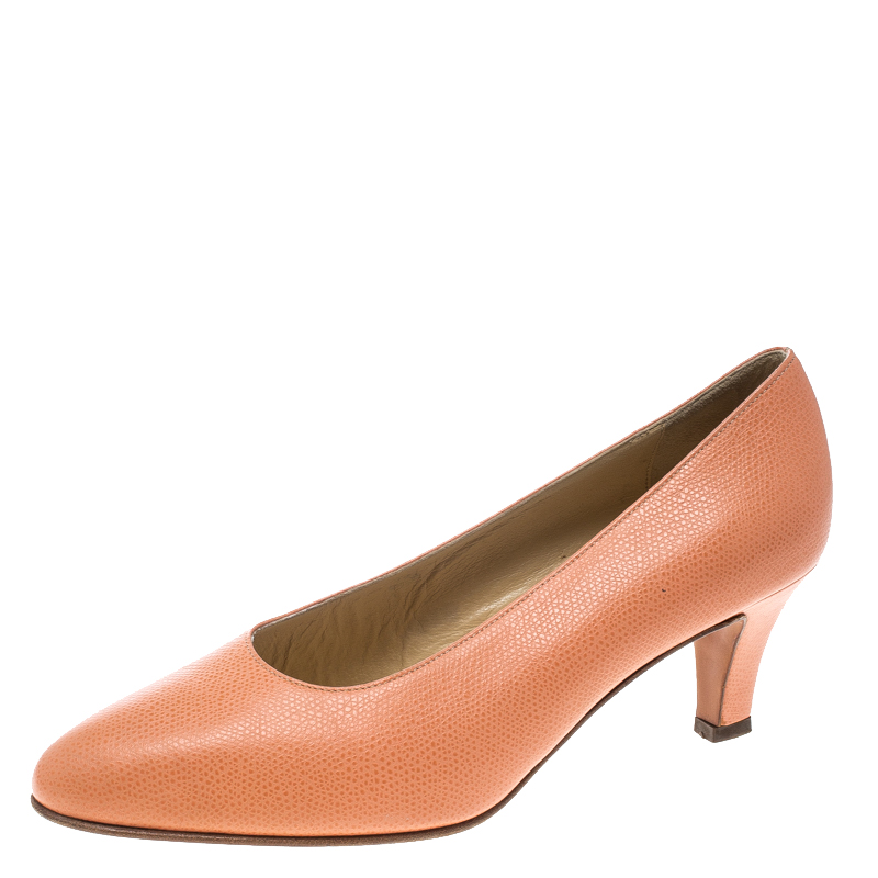 This pair of pumps by Celine is perfect for a formal or work look. They are crafted from pink leather and designed with almond toes and 6 cm heels. Add some style to your closet by slipping into this pair of pumps.