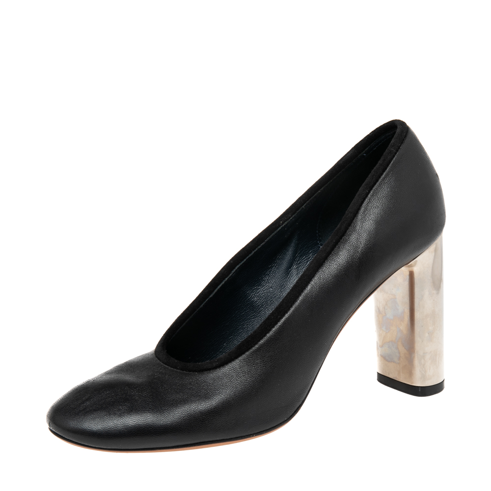 Timeless chic and versatile these pumps from Celine are certainly closet essentials They are created using black leather on the exterior and feature covered toes and block heels. Elevate the look of your outfit by wearing these pumps.