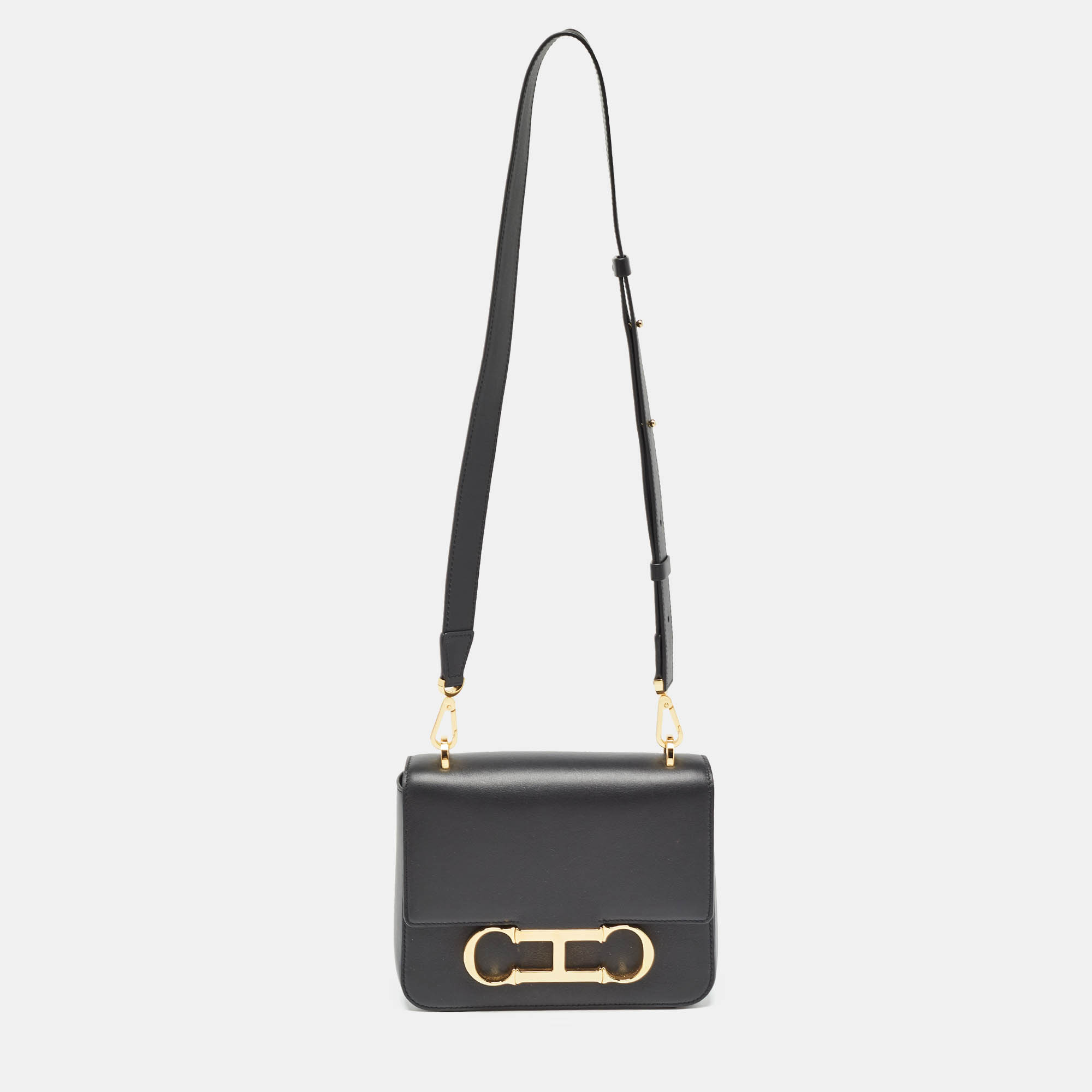 Structured sophisticated and stylish are some words that describe this shoulder bag Crafted from the best quality material the creation is adorned with the labels signature appeal and equipped with a well spaced interior. Carry it to parties or shopping sprees youll look chic