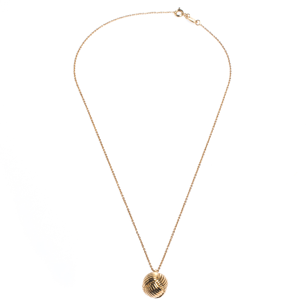 

CH Carolina Herrera Textured Gold Tone Round Pendant Necklace