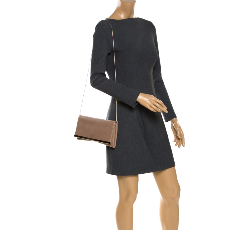 

Carolina Herrera Beige Leather Chain Clutch
