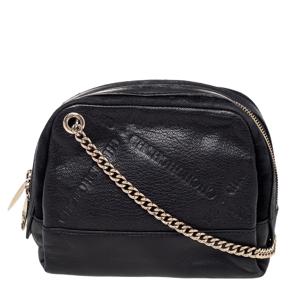 Experience the touch of fine craftsmanship with this bag from CH Carolina Herrera. The black bag is crafted from leather that comes embossed with the brand label and has a zip fastening that opens to a canvas lined interior. This elegant CH Carolina Herrera handbag is held by a chain link and will display your sense of fashion.