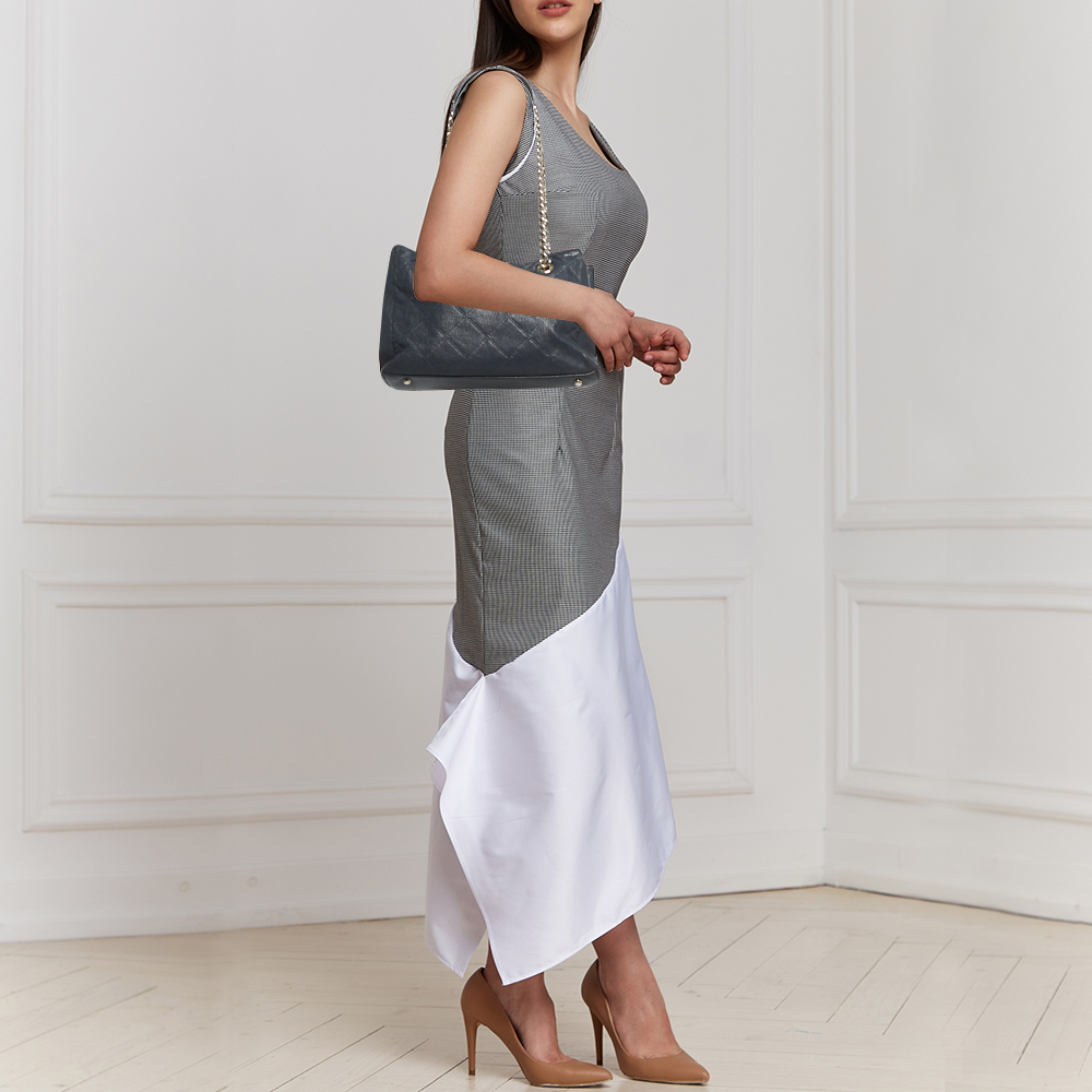 

CH Carolina Herrera Navy Blue Diamond Embossed Leather Chain Shoulder Bag