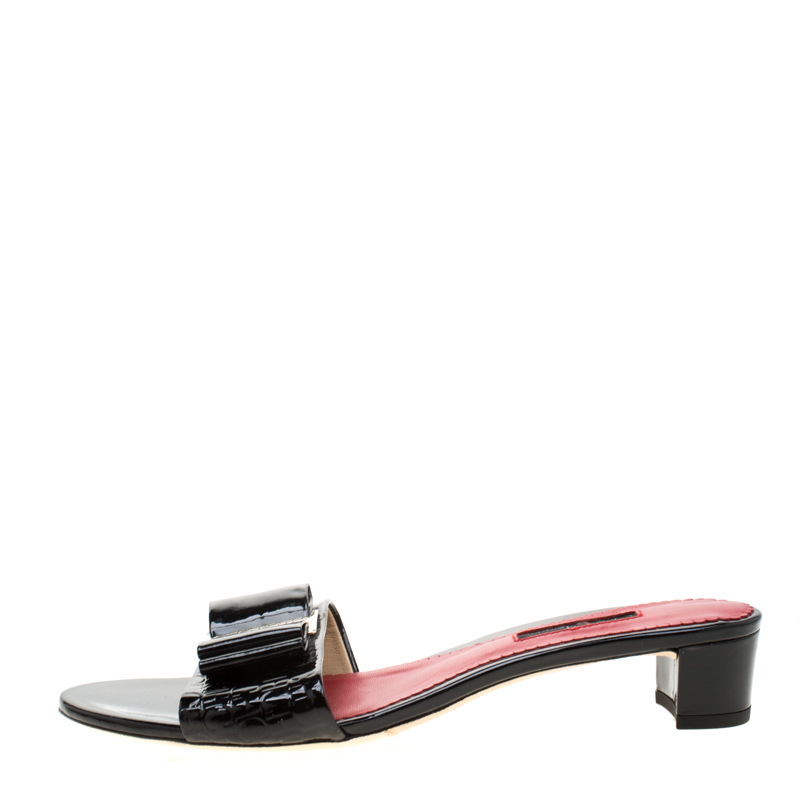

Carolina Herrera Black Patent Leather Slides Size