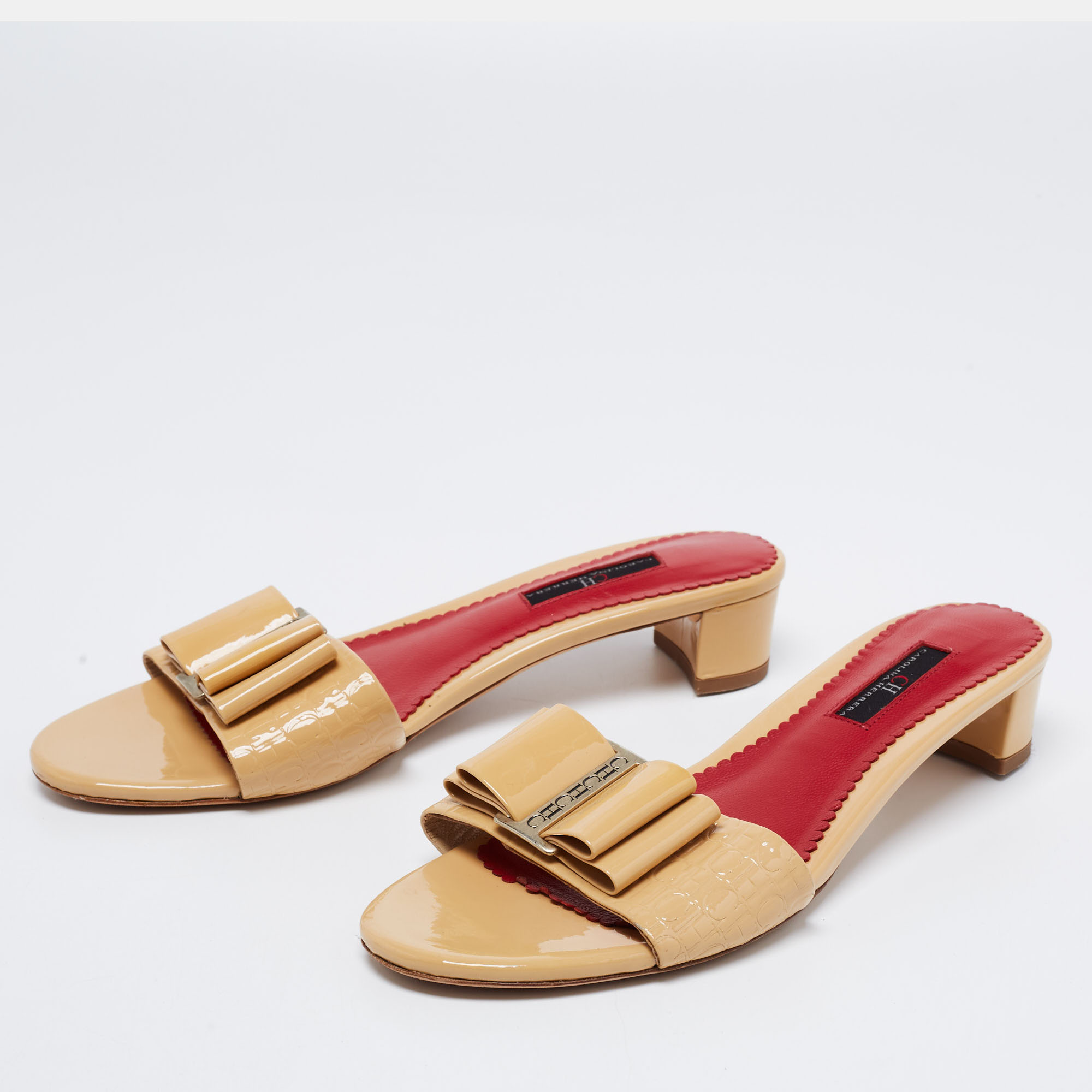 

CH Carolina Herrera Beige Patent Leather Bow Slide Sandals Size