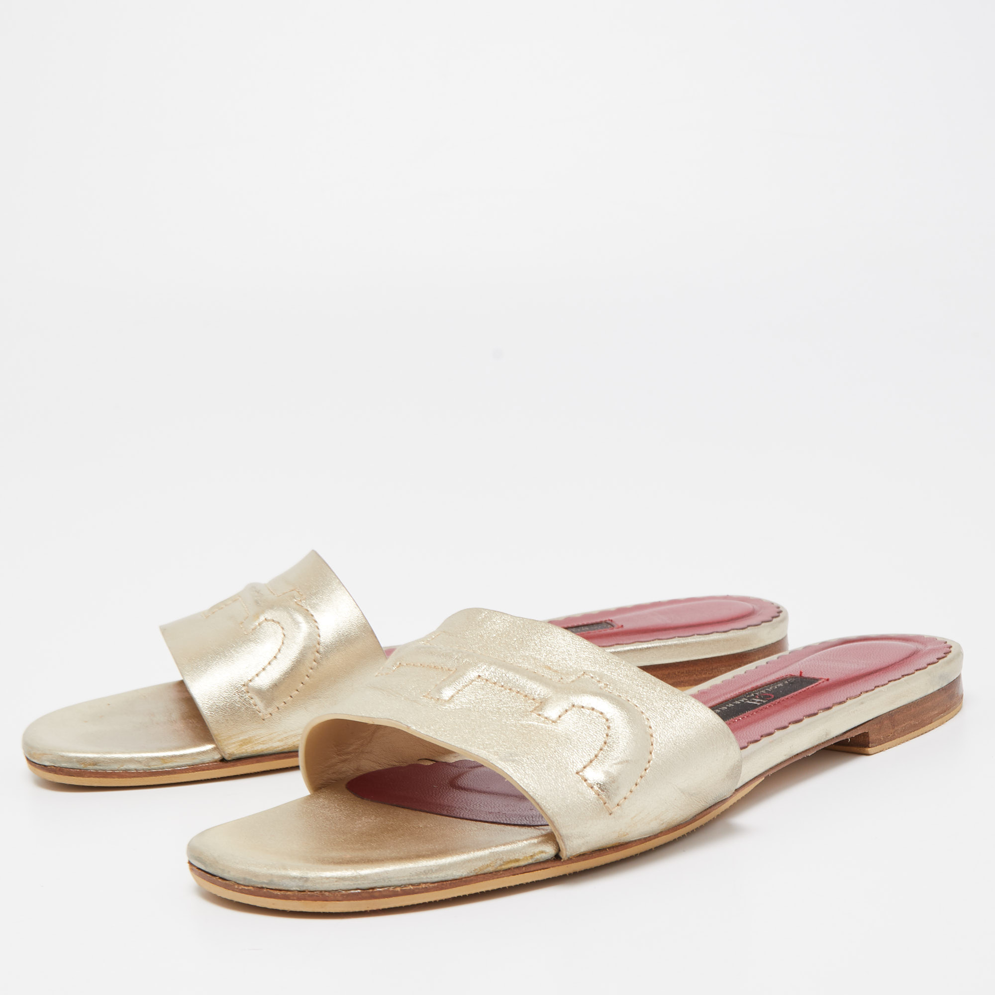 

CH Carolina Herrera Gold Leather Logo Flat Slides Size