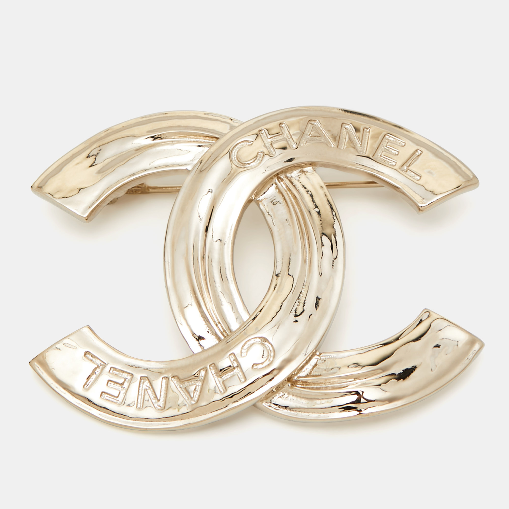 Pre-owned Chanel Cc Gold Tone Brooch